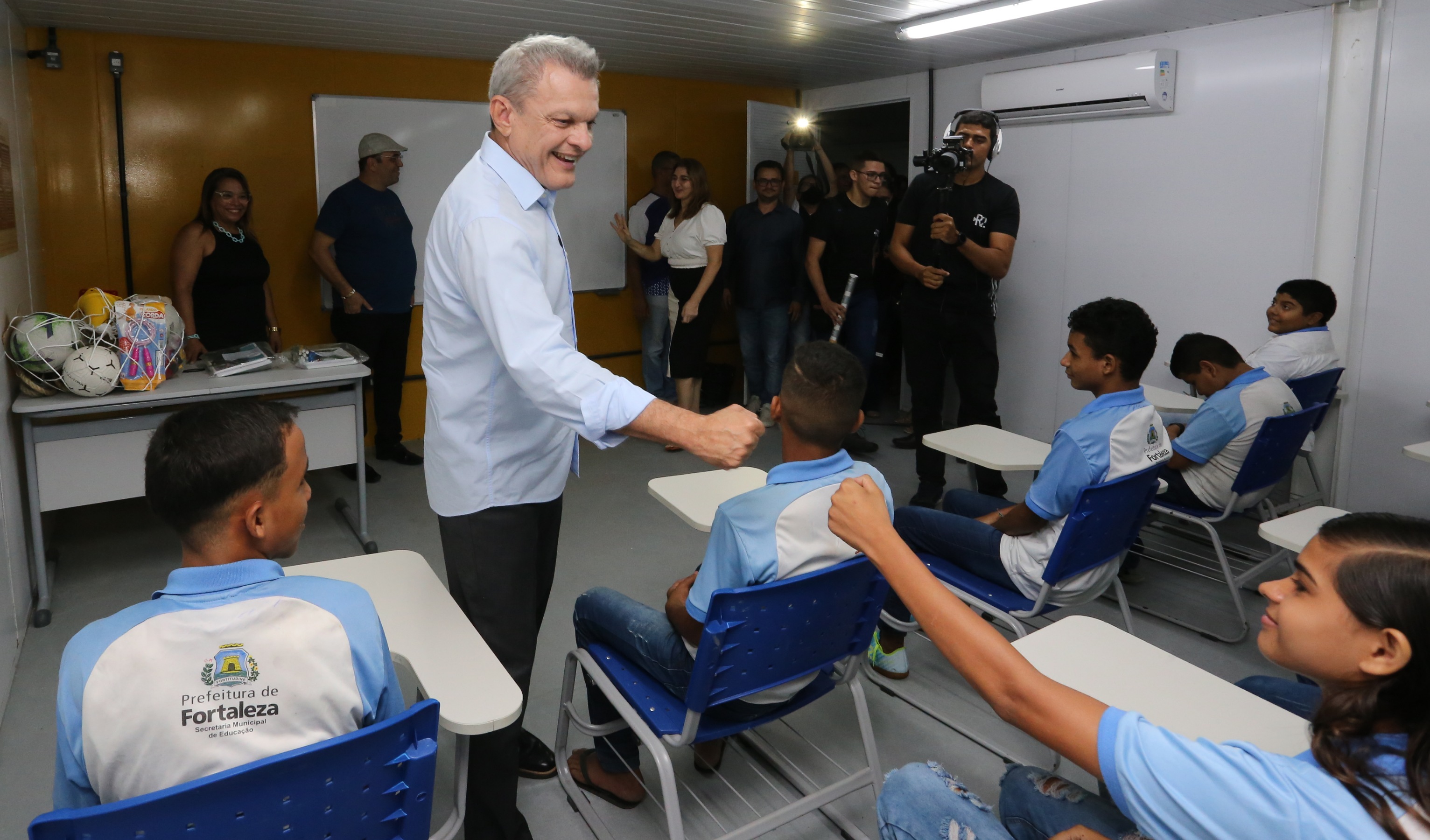 prefeito cumprimenta alunos em sala de aula